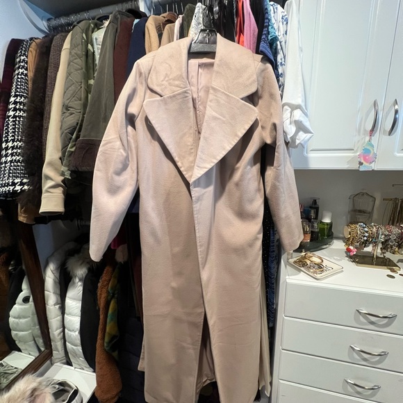 Elegant Tan Coat with Faux Fur Collar - Picture 2 of 3